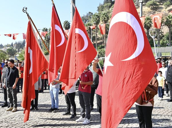 Cumhuriyet Bayramı’nın 100. yıl dönümü dolayısıyla Atatürk Meydanı’nda gerçekleştirilen çelenk