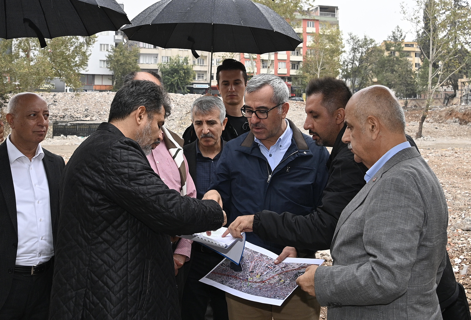 Trabzon Caddesi’ndeki Valilik alanında incelemelerde bulunan Büyükşehir Belediye Başkanı Hayrettin