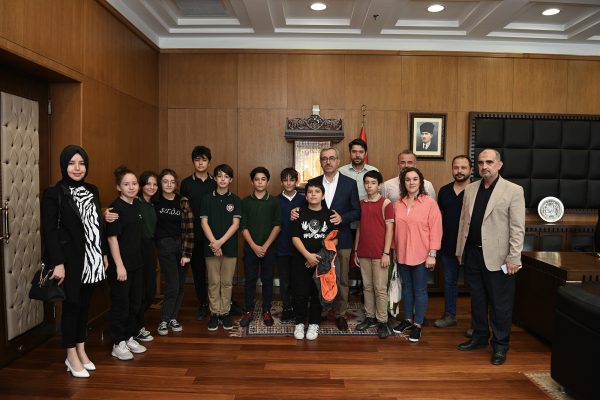 15. Uluslararası MEB Robot Yarışması’nda dereceye giren öğrencileri misafir eden