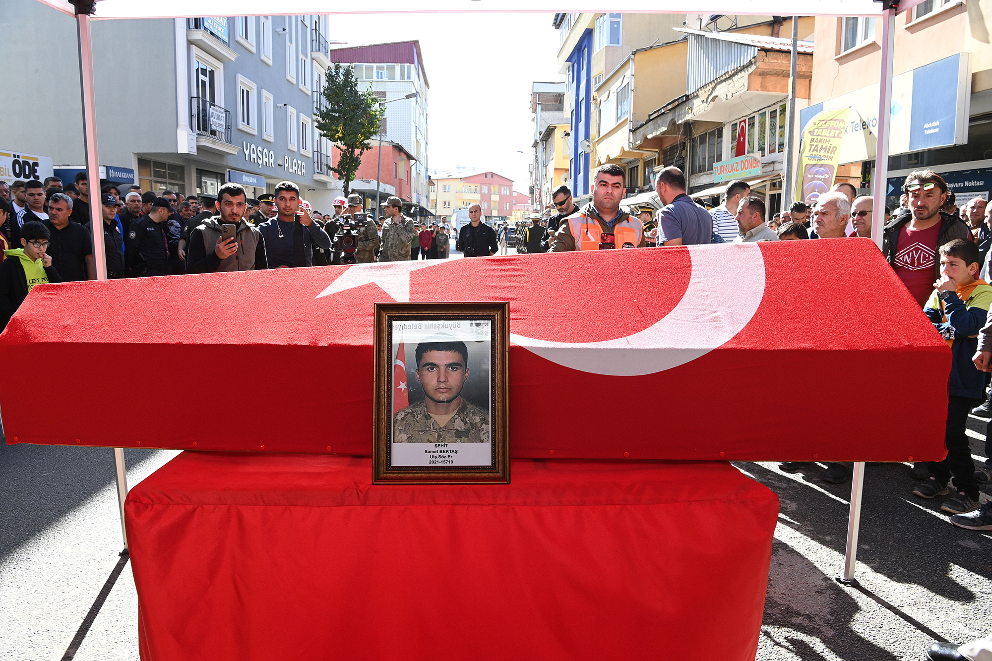 Şehit Bektaş’ın Naaşı Toprağa Verildi Görev yaptığı Van’ın Başkale ilçesinde şehit olan Ulaştırma Sözleşmeli Er