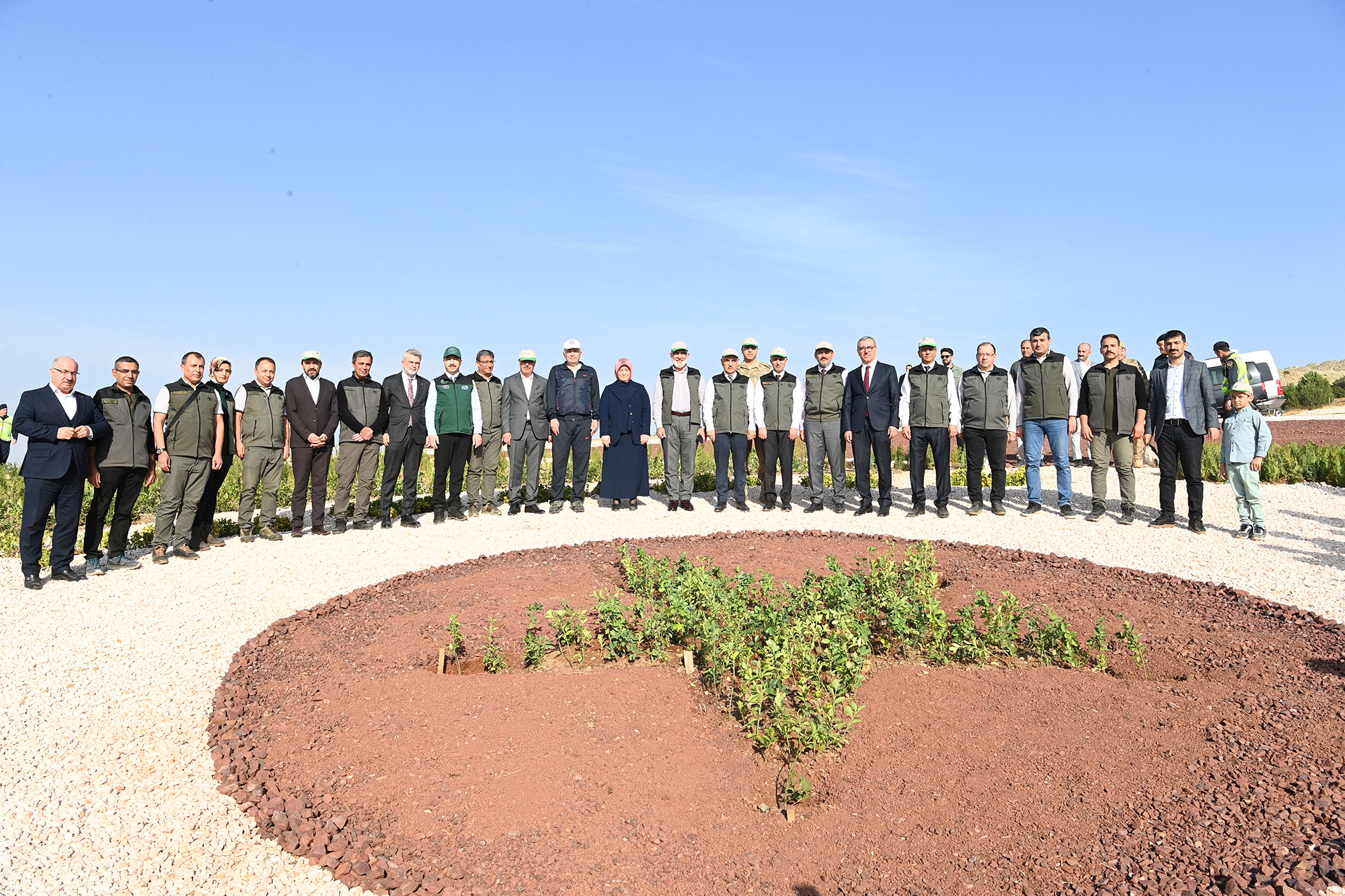 Milli Ağaçlandırma Günü dolayısıyla düzenlenen fidan dikim programına katılan Başkan