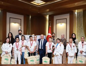 Başkan Mahçiçek, özel ihtiyaç sahibi şampiyon sporcuları ağırladı