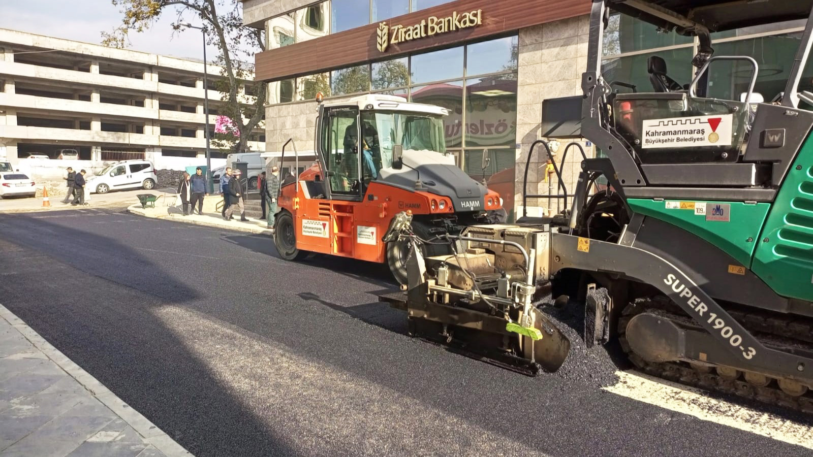 Şehir merkezinde başlattığı asfalt atağını sürdüren Büyükşehir Belediyesi, İsmet Paşa