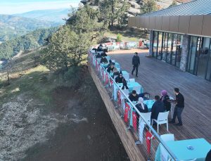 Ali Kayası Cam Teras, Ziyaretçilerin Beğenisini Kazanıyor