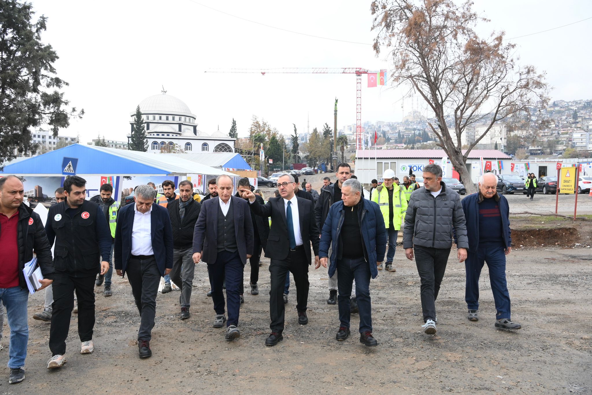 Büyükşehir Belediye Başkanı Hayrettin Güngör, alanda yürütülen çalışmaları yerinde incelemek