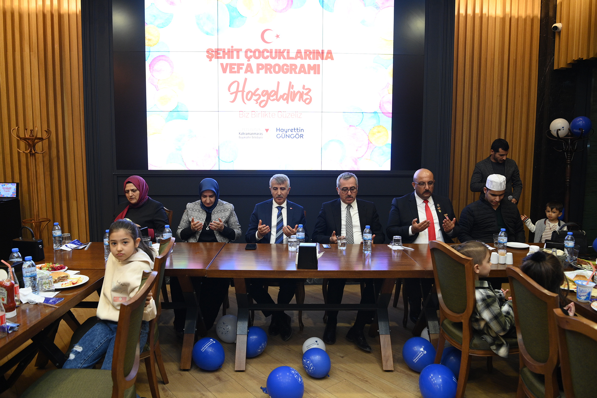 Şairler Tepesi’nde düzenlenen ‘Şehit Çocuklarına Vefa’ programında şehit aileleriyle bir