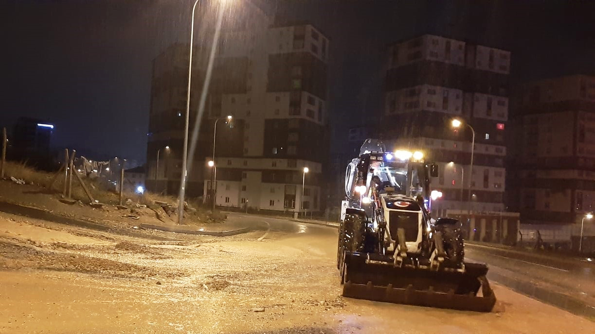Büyükşehir Belediyesi, dün akşam saatlerinde etkisini artıran sağanak yağışlarla taşınan