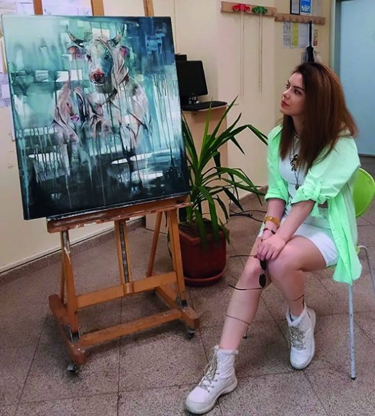Sanat dünyası, çağdaş bir ressamın soyut ve yenilikçi yaklaşımla oluşturduğu