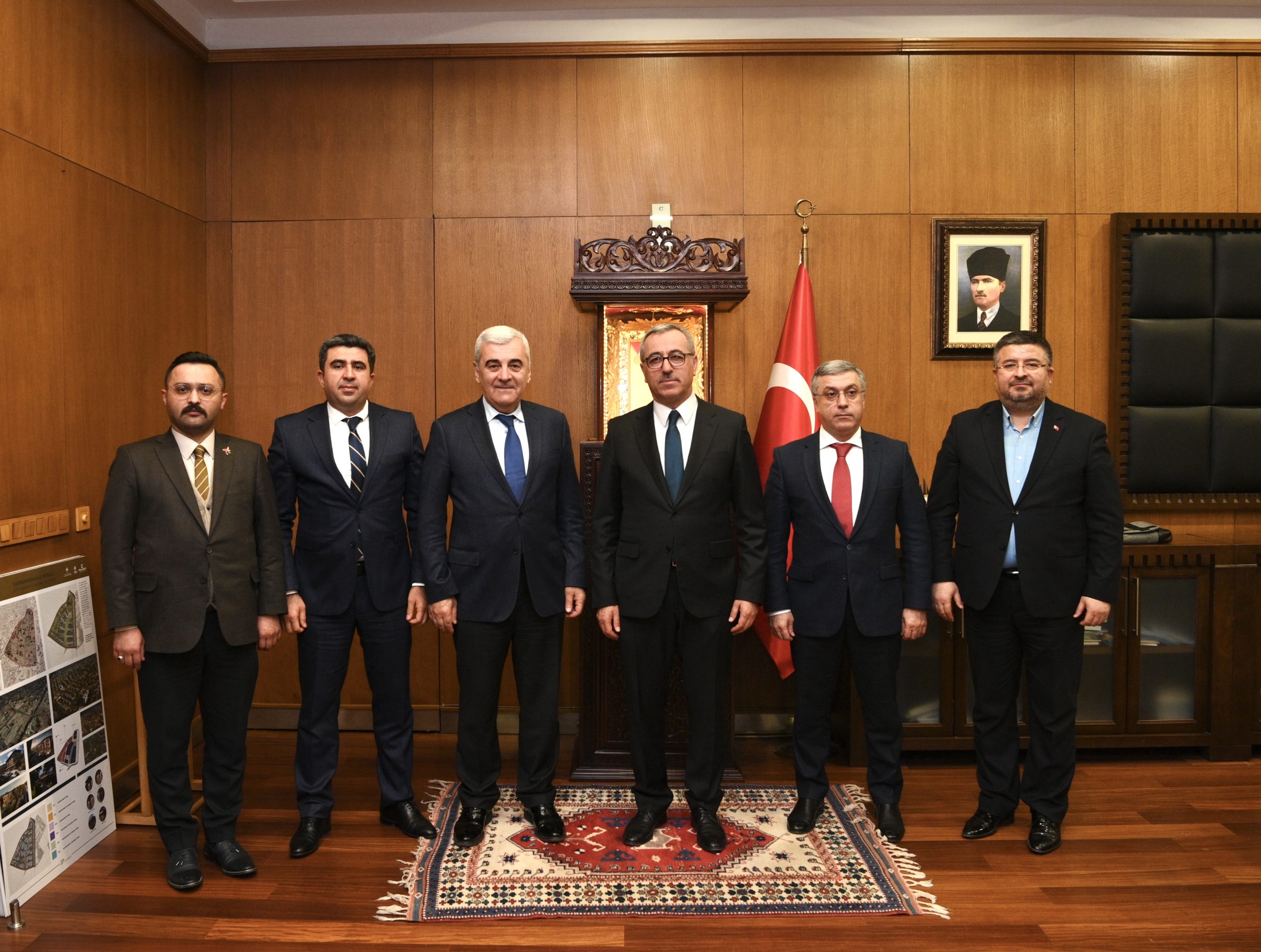 Azerbaycan Diaspora Bakan Yardımcısı Valeh Hacıyev’i makamında ağırlayan Büyükşehir Belediye