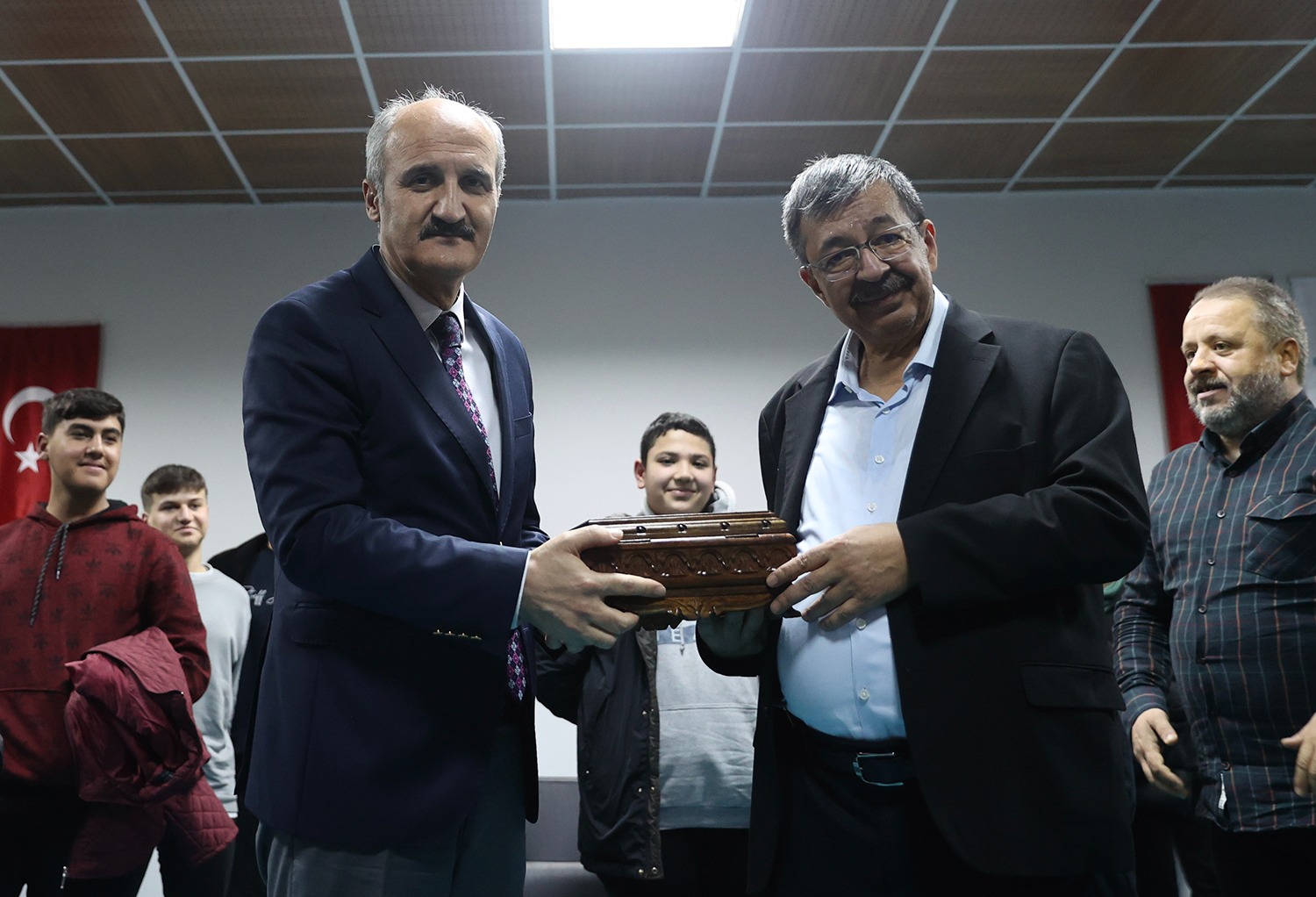 Dulkadiroğlu Belediyesi’nin düzenlediği panelde konuşan ünlü Yazar Hayati İnanç, programa