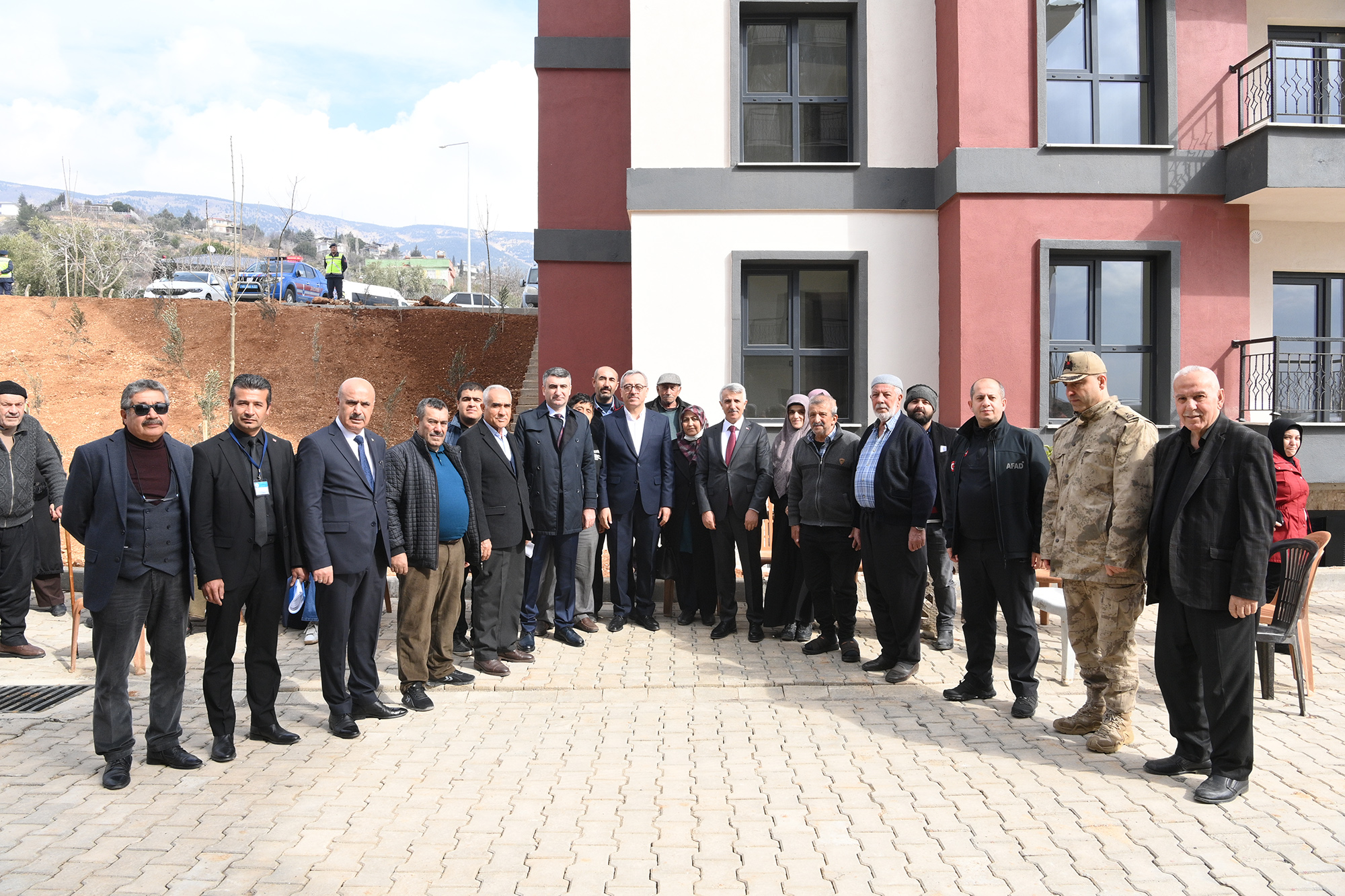 Vali Mükerrem Ünlüer ile Akyar TOKİ Konutları’nda incelemelerde bulunan Başkan