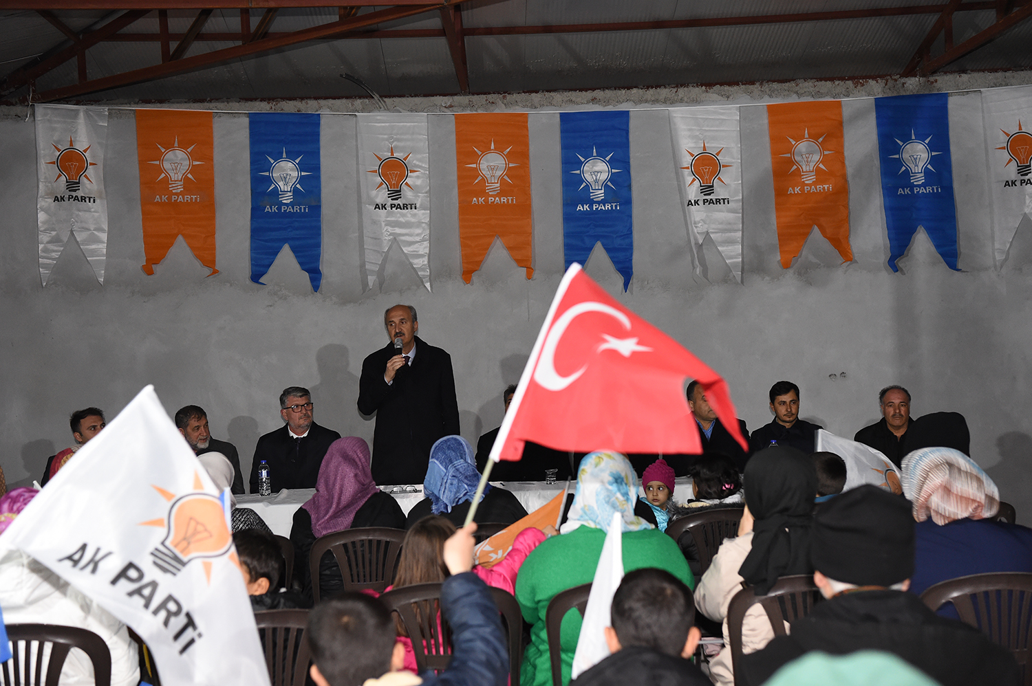 Dulkadiroğlu Belediye Başkanı Necati Okay, seçim çalışmaları kapsamında Erkenez mahallesi