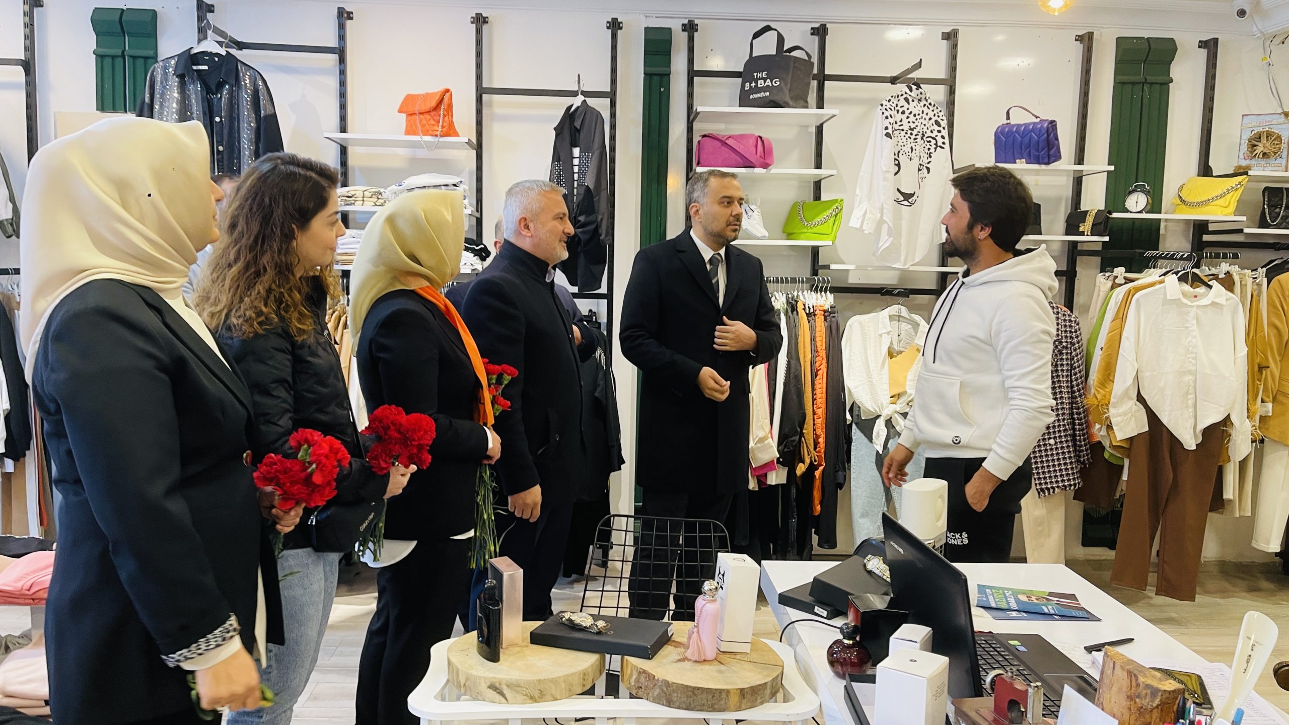 Necip Fazıl Kısakürek Bulvarı’nda esnaf ve vatandaşlarla bir araya gelen