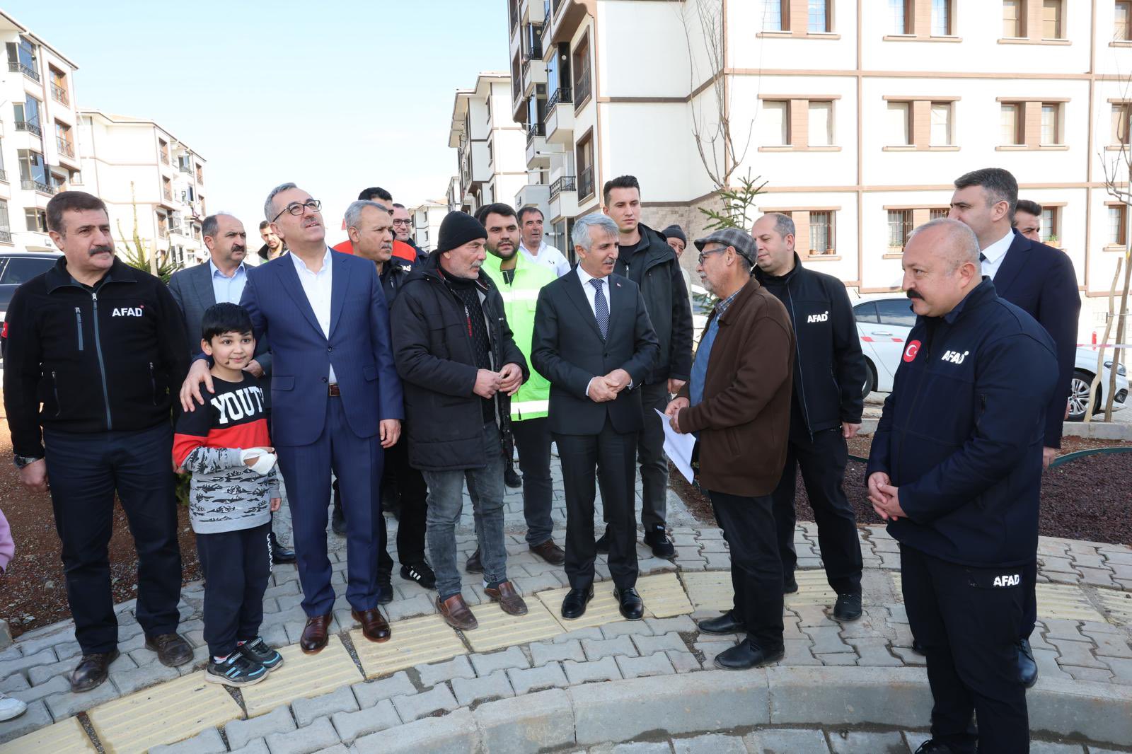 Vali Mükerrem Ünlüer ile Ferhuş Mahallesi TOKİ Konutları’nı ziyaret ederek