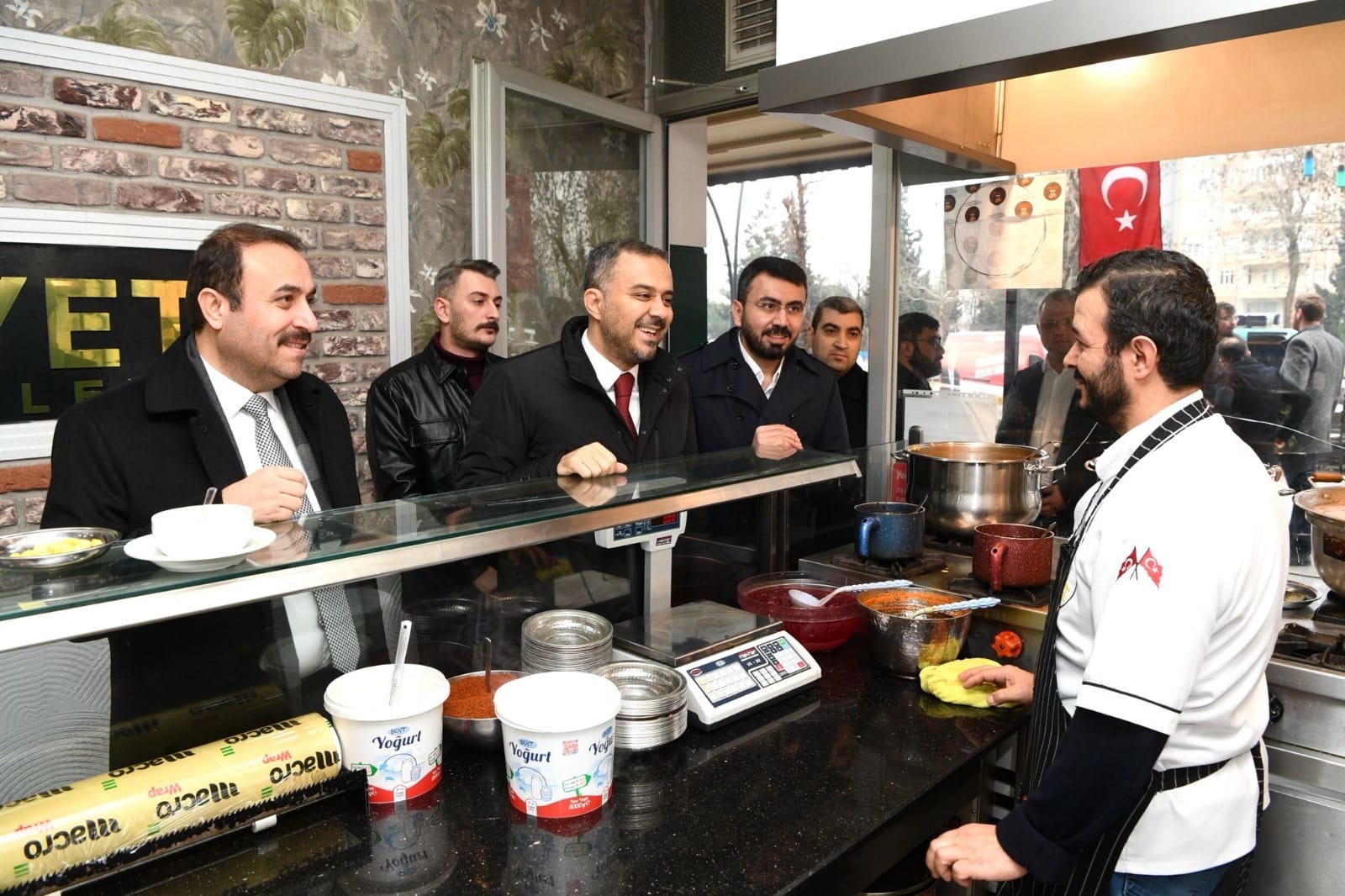 Alparslan Türkeş Bulvarı’nda esnaf ziyareti gerçekleştiren ve vatandaşlarla bir araya