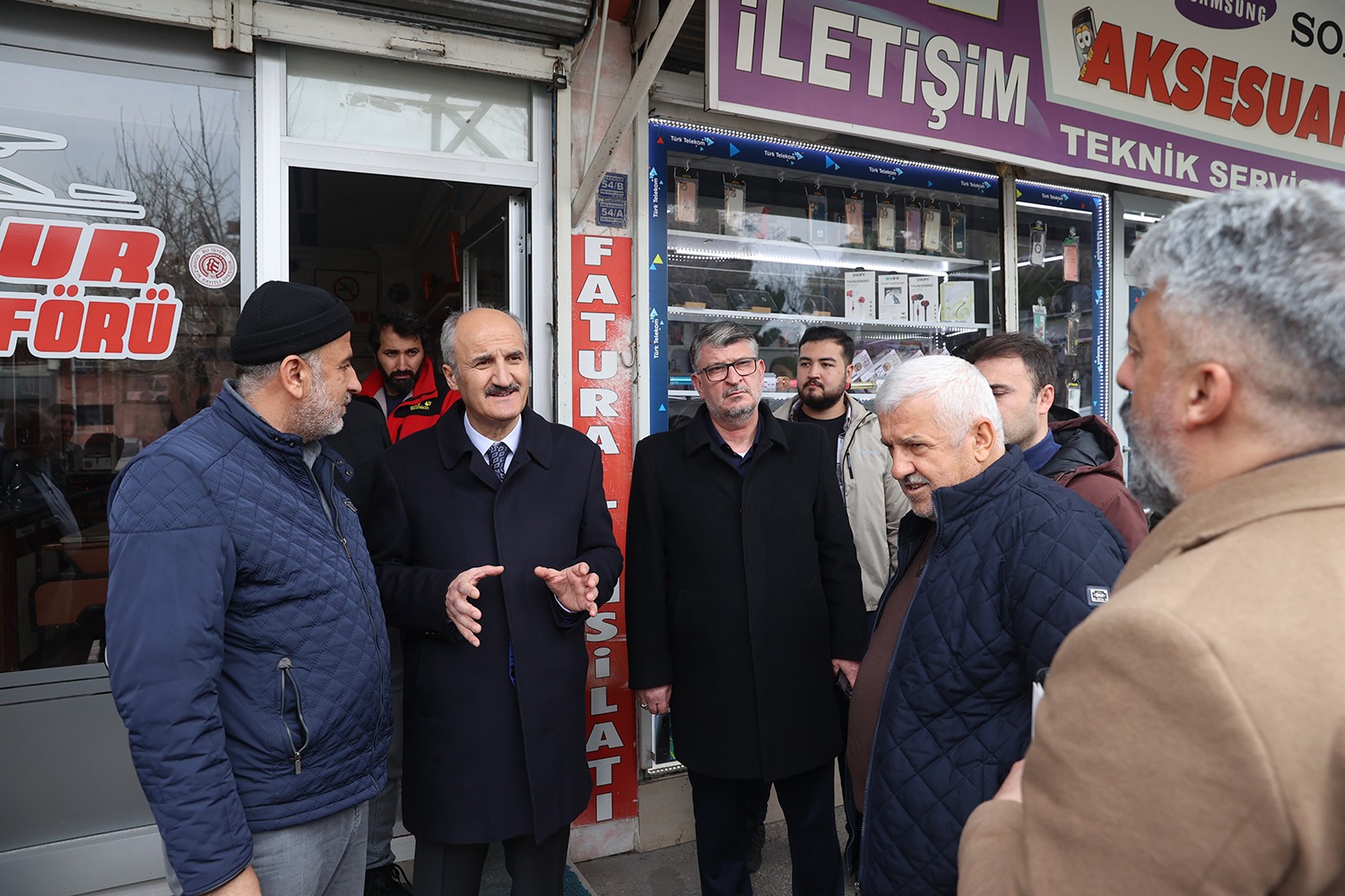 Seçim çalışmaları kapsamında Hacı Murat Caddesi’nde bulunan esnafları ziyaret eden