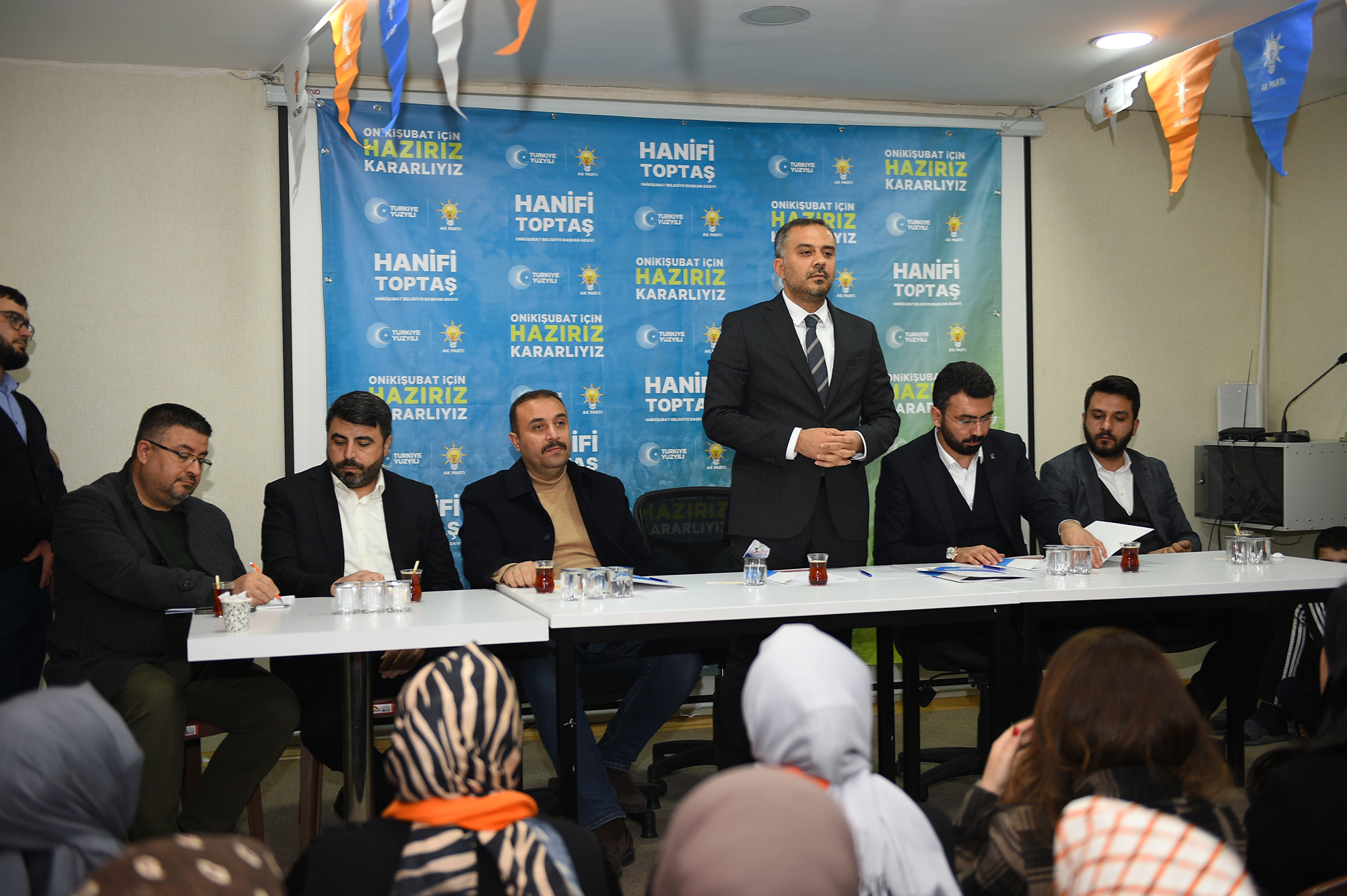 Karacaoğlan, Ertuğrulgazi ve Mevlana mahallesi sakinleriyle bir araya gelen AK