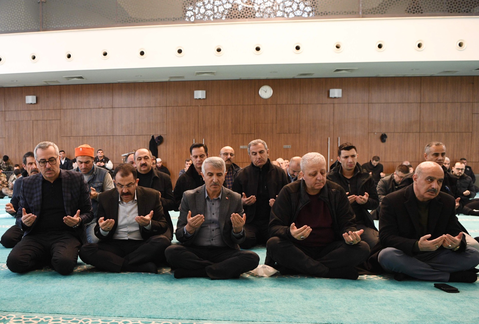 6 Şubat depremlerinde hayatını kaybeden vatandaşlar için Erzurumluoğlu Camii’nde düzenlenen