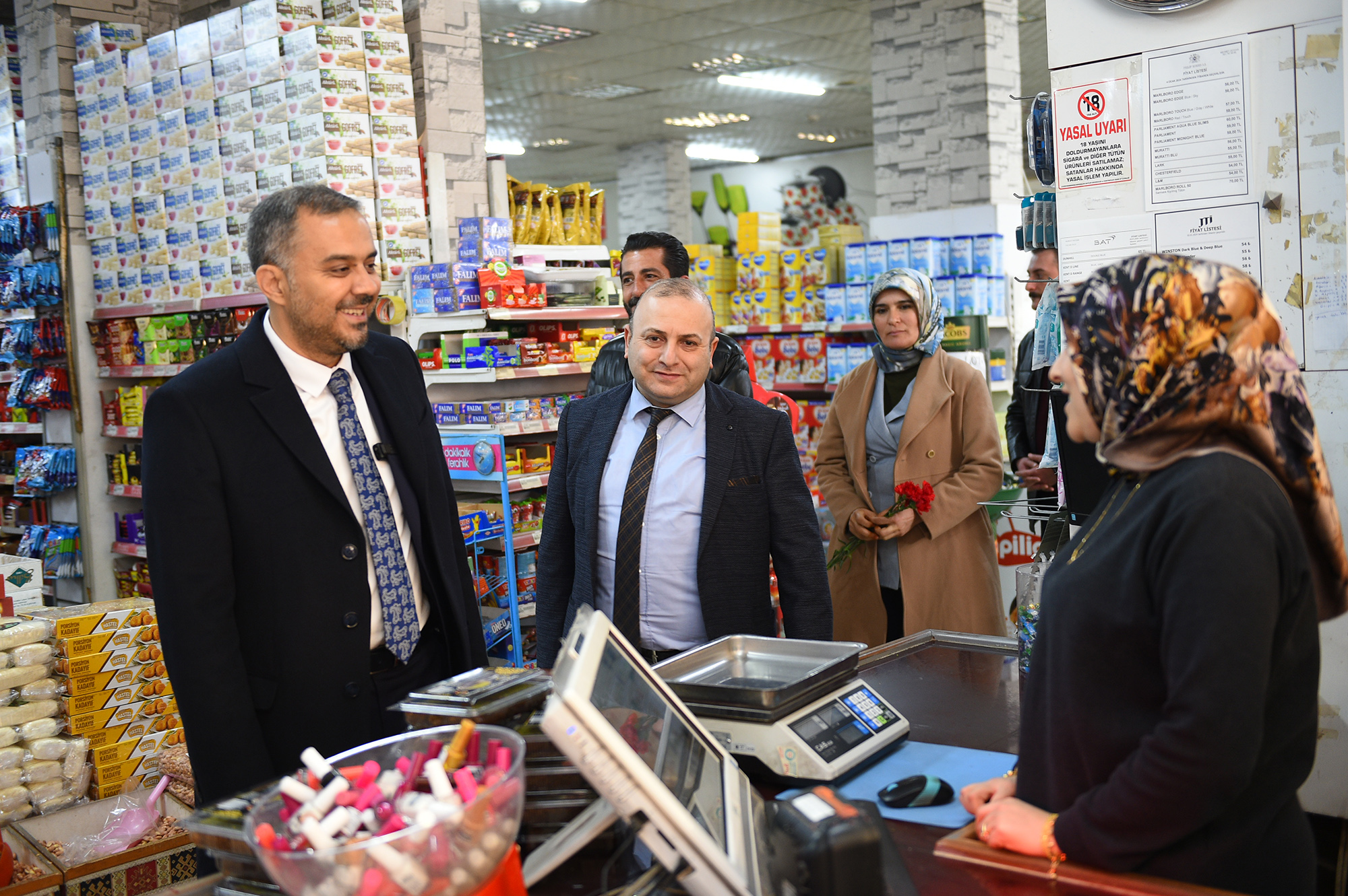 Piri Reis Mahallesi’nde esnaf ve vatandaşlarla bir araya gelen AK