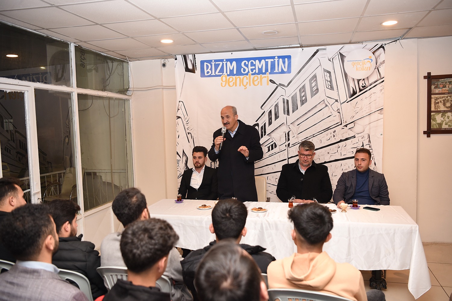 Dulkadiroğlu Belediye Başkanı Necati Okay, seçim çalışmaları kapsamında gençlerle bir