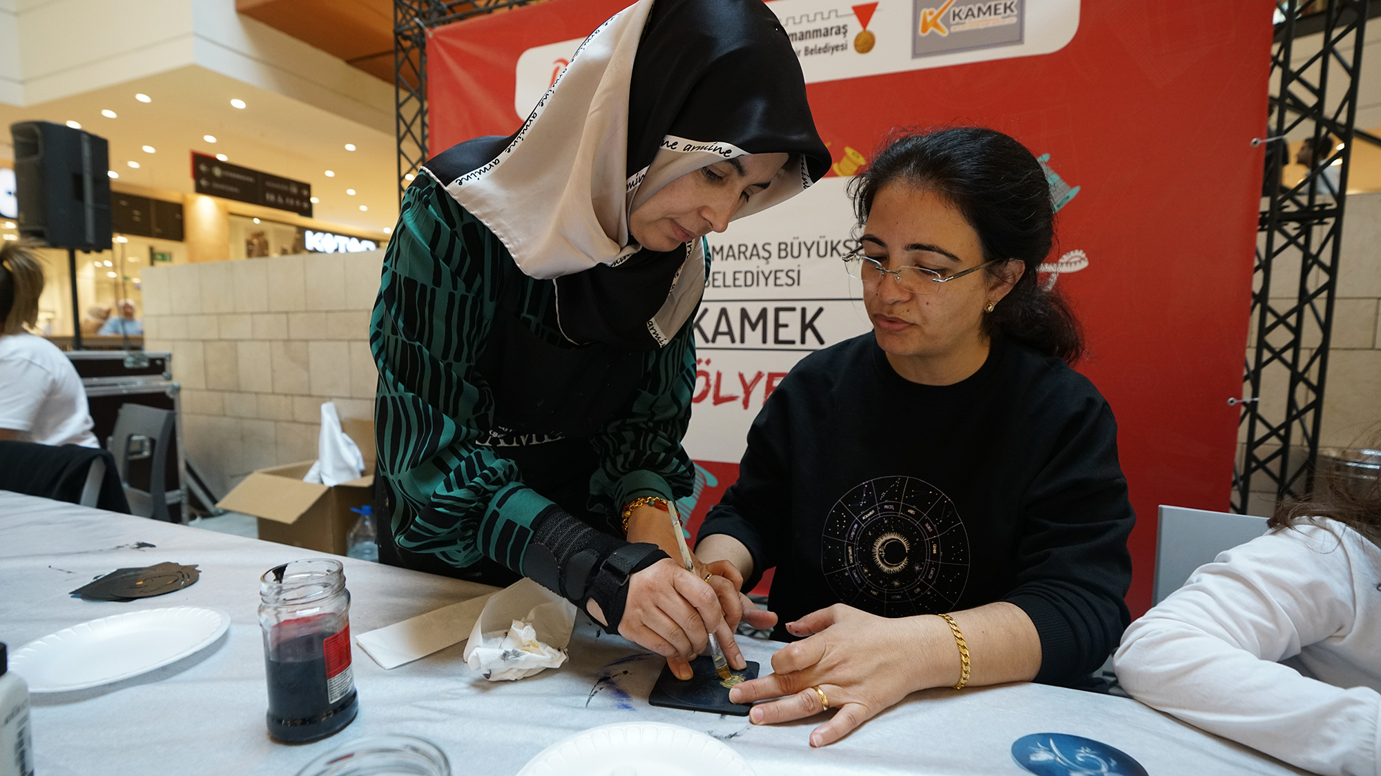 Meslek Edindirme Kursları’nda düzenlediği eğitimlerle vatandaşların kişisel becerilerini geliştirmesine, yeni
