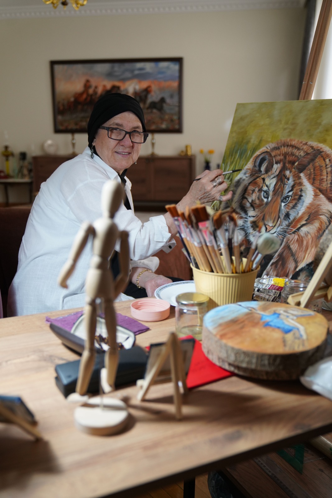 Selva Özkirişçi, akrilik, yağlı boya, pastel ve kara kalem teknikleriyle