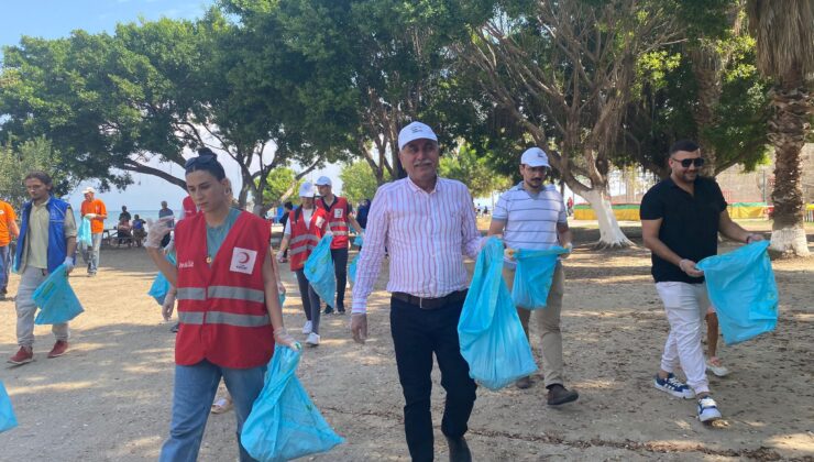 Başkan Erdinç Altıok, gönüllü gençlerle birlikte çöp topladı