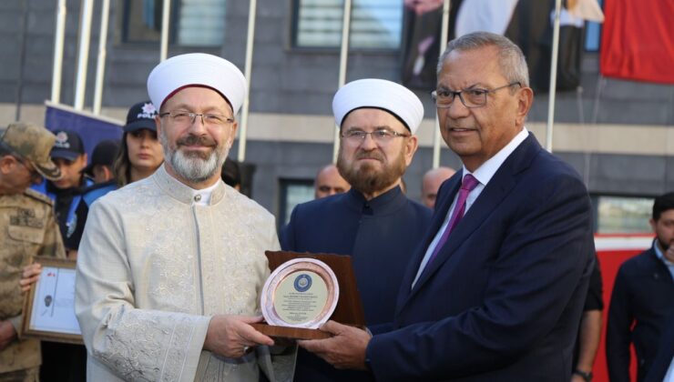 Kipaş Holding Yönetim Kurulu Başkanı M. Hanefi Öksüz’e Teşekkür Plaketi