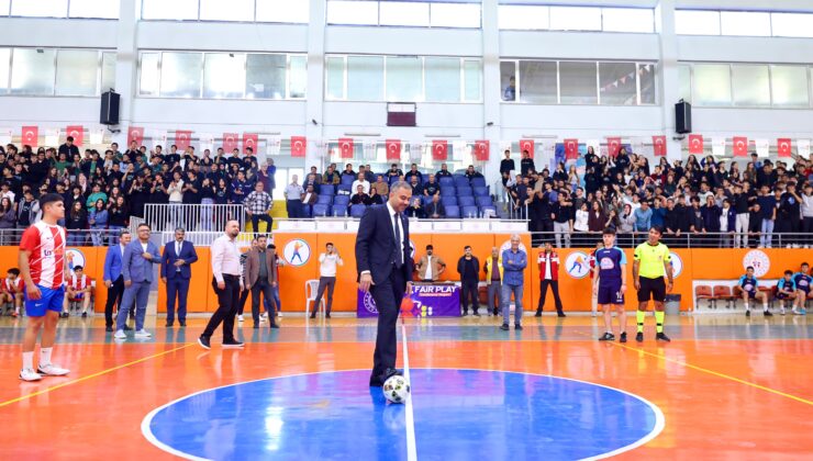 Başkan Toptaş, Cumhuriyet Spor Şöleni futsal finalini izledi