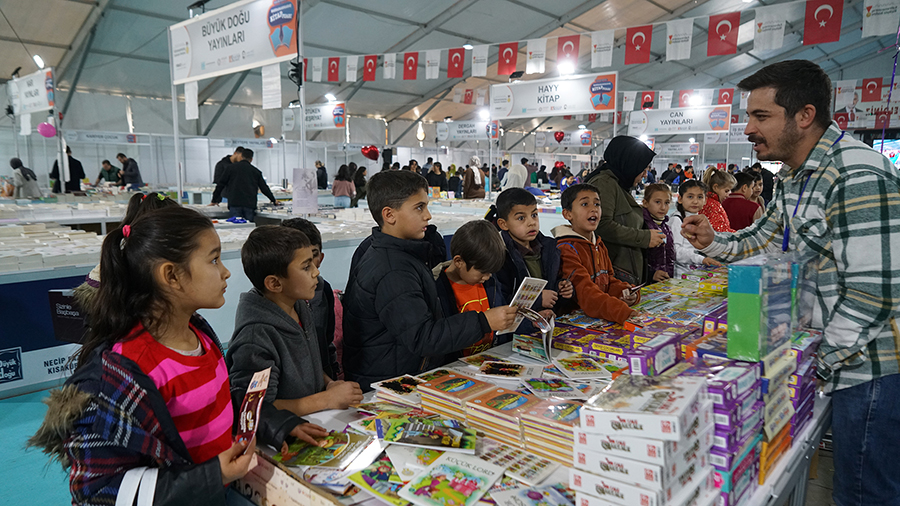9. Uluslararası Kahramanmaraş Kitap Fuarı, büyük bir ilgi ve coşkuyla