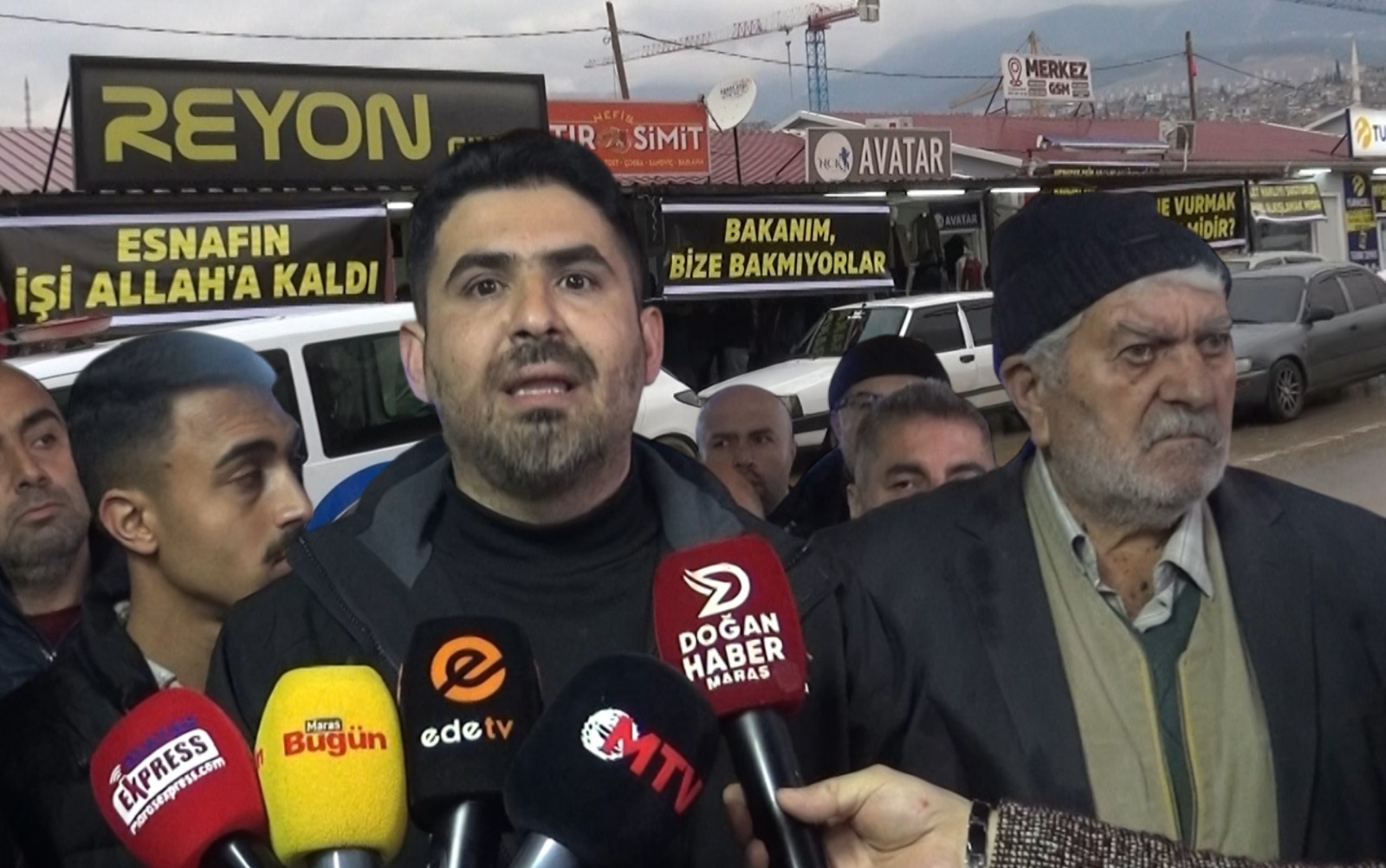 Kahramanmaraş Büyükşehir Belediyesi karşısında Konteyner içerisinde esnaflık yapan vatandaşlar düdüklü