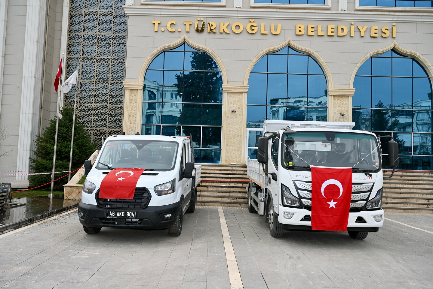 Türkoğlu Belediye Başkanı Mehmet Karaca, belediyenin araç filosuna iki yeni