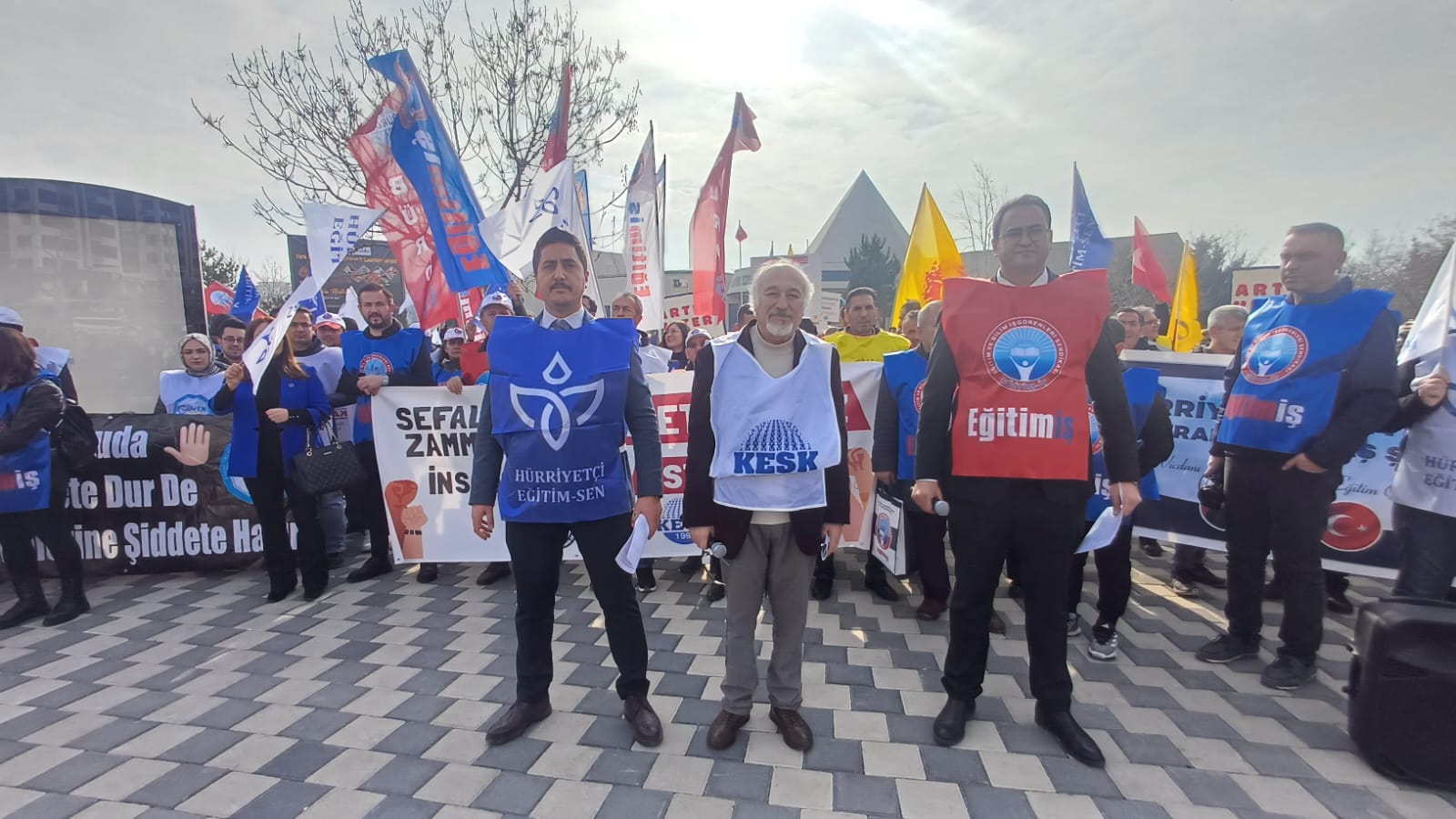 Birleşik Kamu-İş Konfederasyonu, 13 Ocak Pazartesi günü yaptığı basın açıklamasında,