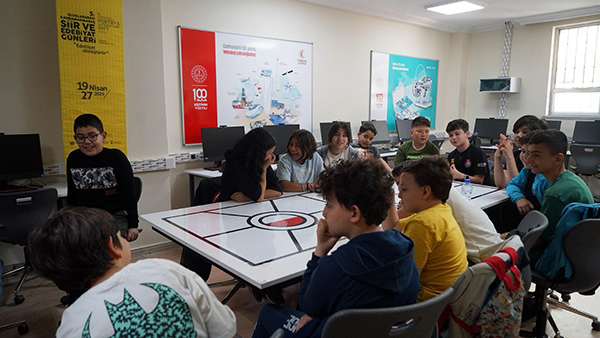 Büyükşehir Belediyesinin 5. Uluslararası Şiir ve Edebiyat Günleri kapsamında, çocuklara