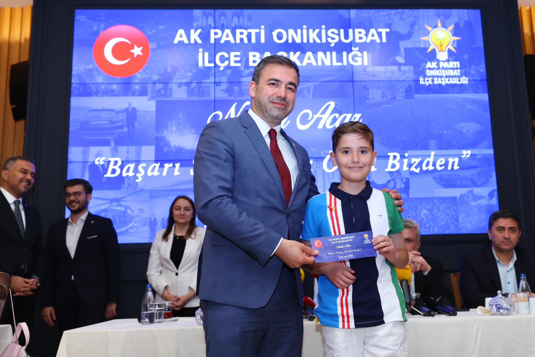 Kahramanmaraş’ın Onikişubat ilçesinde eğitimde başarıya imza atan öğrenciler, AK Parti