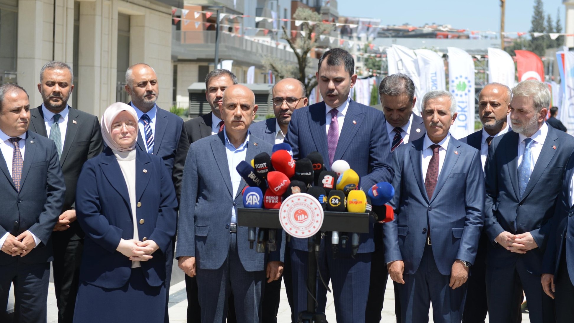 Azerbaycan Mahallesi’nde incelemelerde bulunan Çevre, Şehircilik ve İklim Değişikliği Bakanı