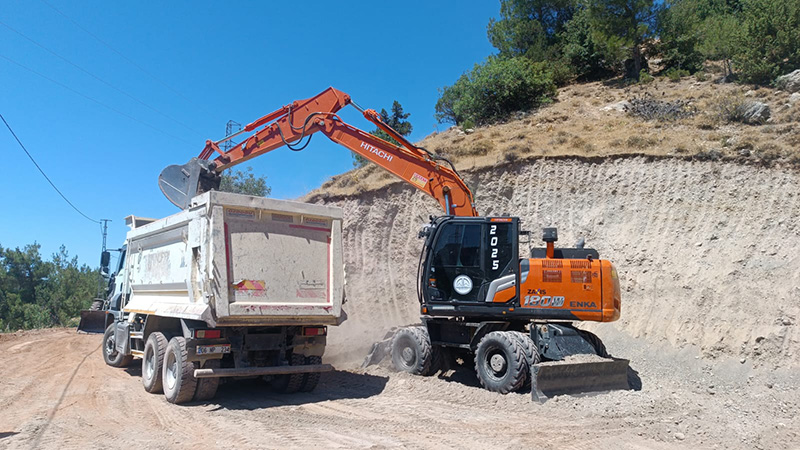 Dulkadiroğlu Belediyesi Fen İşleri Müdürlüğü ekipleri, ilçenin kırsal mahallelerinde ulaşım