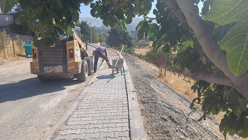 Dulkadiroğlu Belediyesi Fen İşleri Müdürlüğü ekipleri, ilçe genelinde sürdürdüğü üstyapı