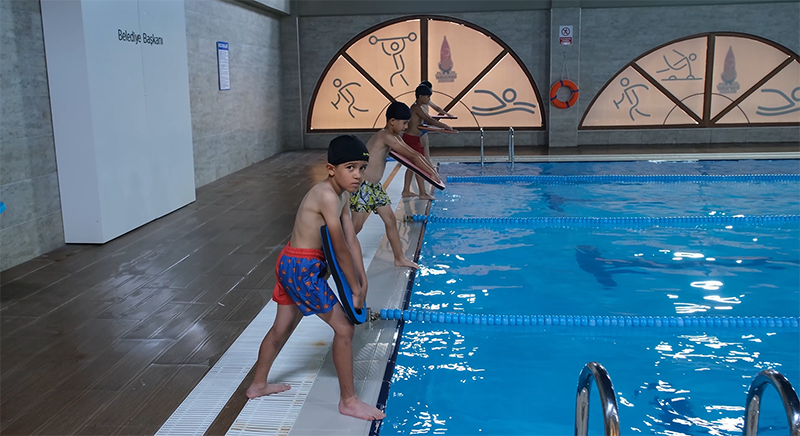 Yaz tatilini hem eğlenceli hem de verimli geçirmek isteyen çocuklar