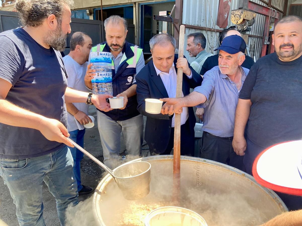 Kahramanmaraş sanayi sitesi esnafı Muharrem ayı nedeniyle Aşure hayrı yaptı.