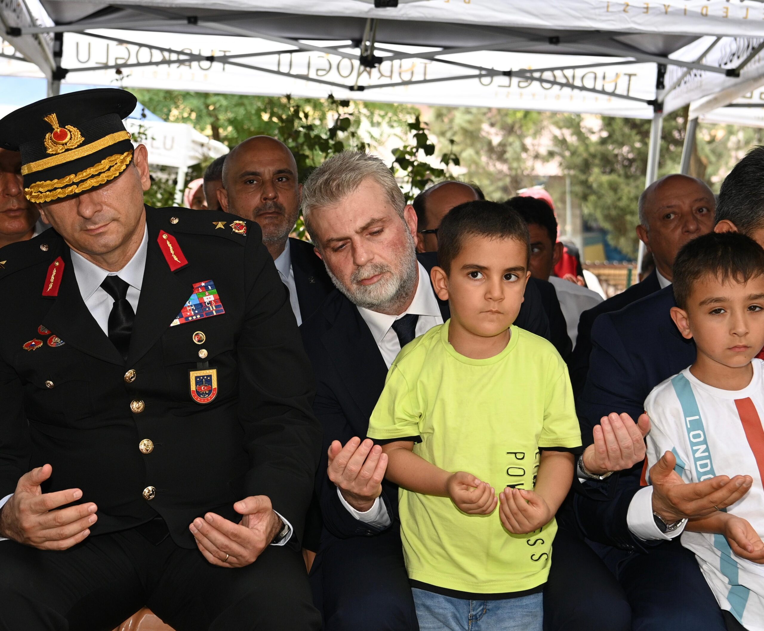 15 Temmuz şehidi Polis Memuru Niyazi Ergüven’i Türkoğlu’nda kabri başında