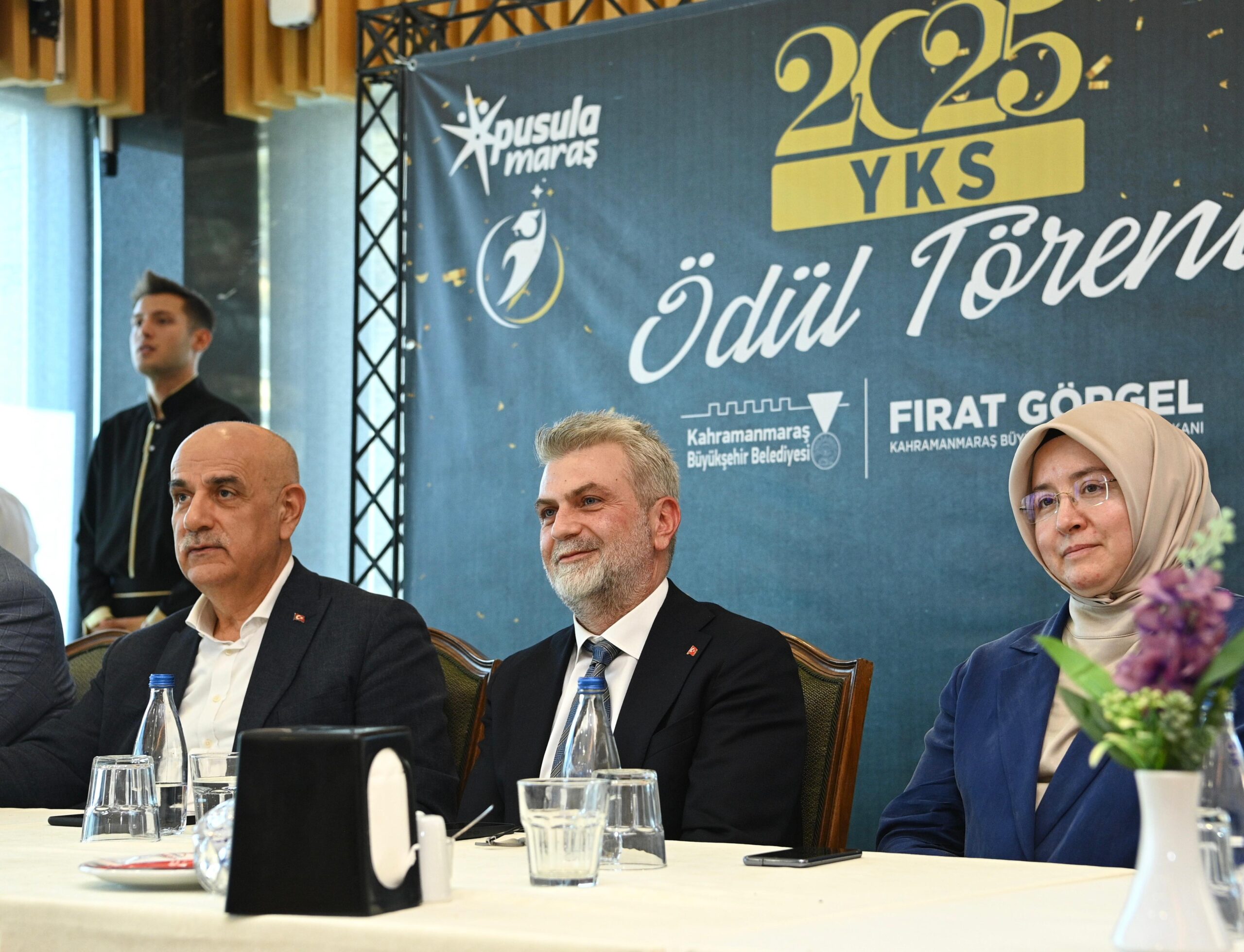 YKS’de dereceye giren öğrenciler ve aileleriyle Şairler Tepesi’nde düzenlenen programda