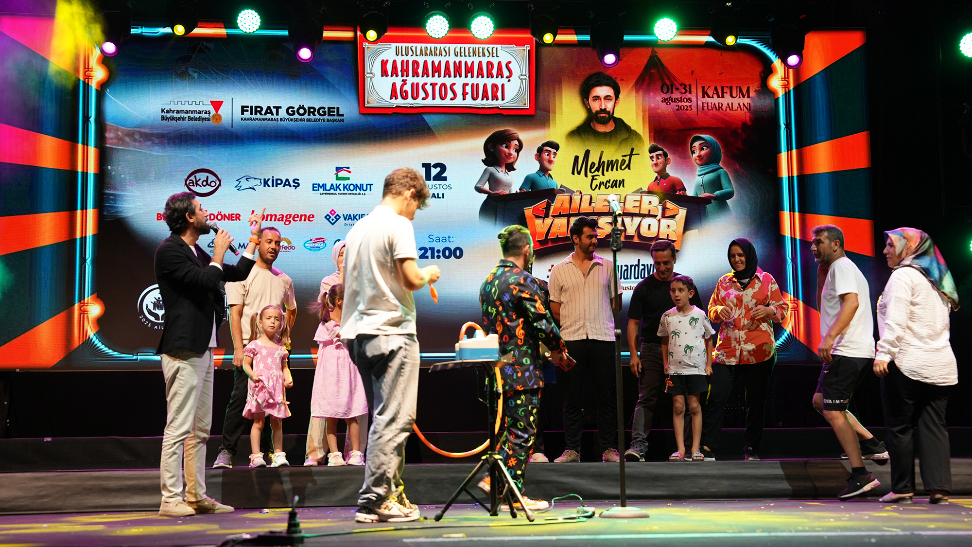 Geleneksel Ağustos Fuarı’nda, Türkiye’nin sevilen yazar ve sanatçılarından Mehmet Ercan’ın