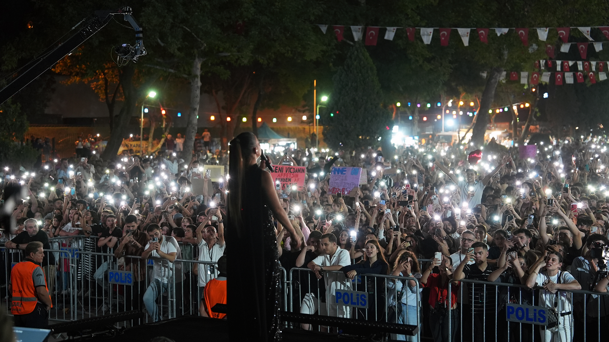 Geleneksel Ağustos Fuarı’nda sahne alan Merve Özbey, müzikseverlere unutulmaz bir