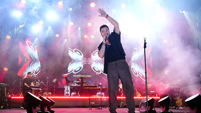 Geleneksel Ağustos Fuarı’nda sahne alan Mustafa Ceceli, en sevilen parçalarını