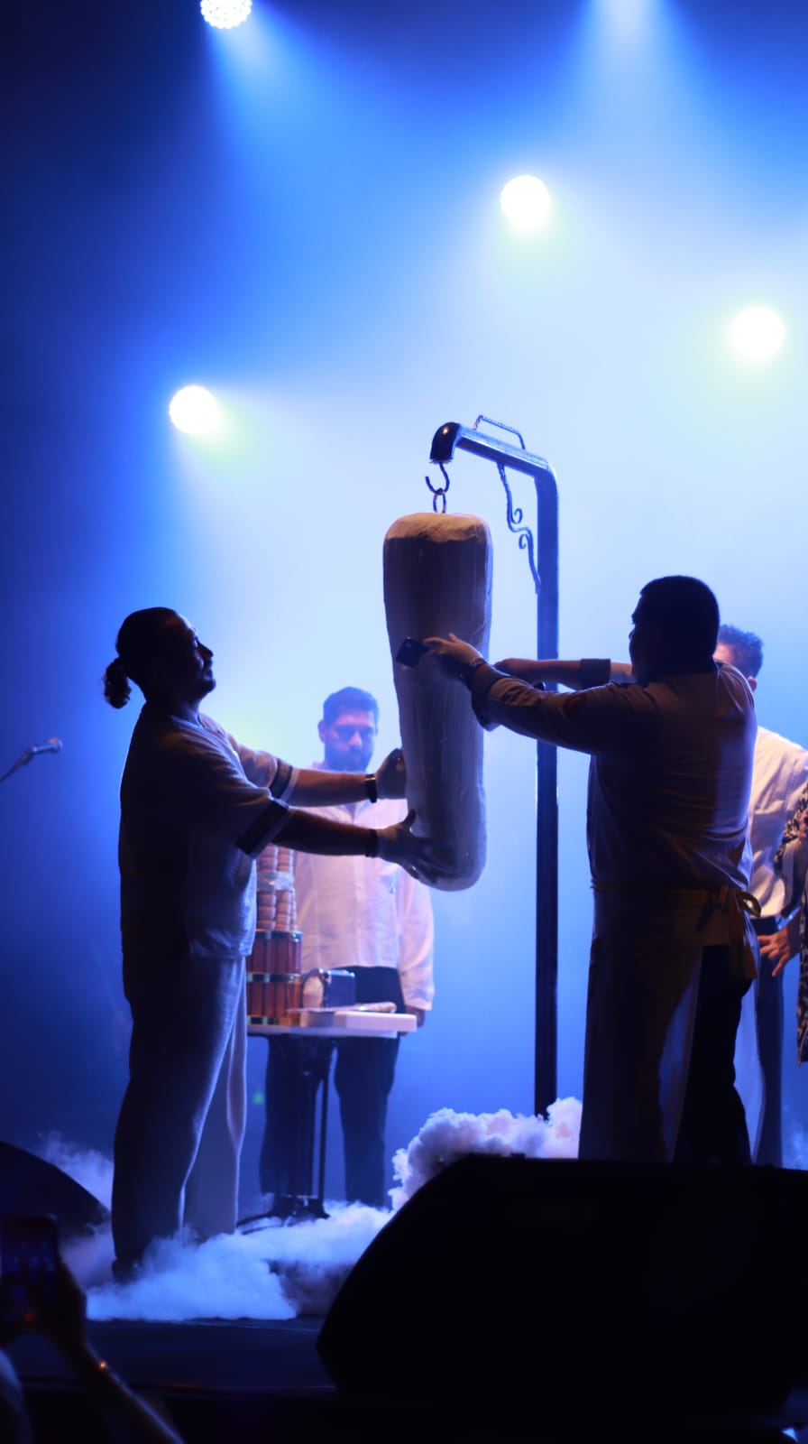 Kahramanmaraş Uluslararası Geleneksel Ağustos Fuarında Sahnede yaptığı sürpriz dondurma şovuyla