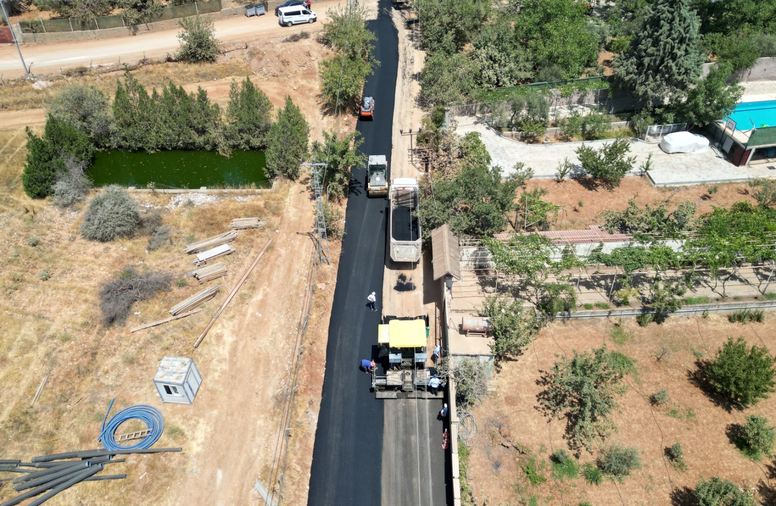 Dulkadiroğlu Belediyesi, mahallelerin ulaşım kalitesini artırmak ve vatandaşların daha konforlu