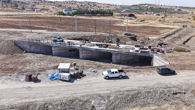 Büyükşehir Belediyesi, Dulkadiroğlu’nun kırsal mahallelerinden Yeniyurt’un eski köprüsü yerine, 15