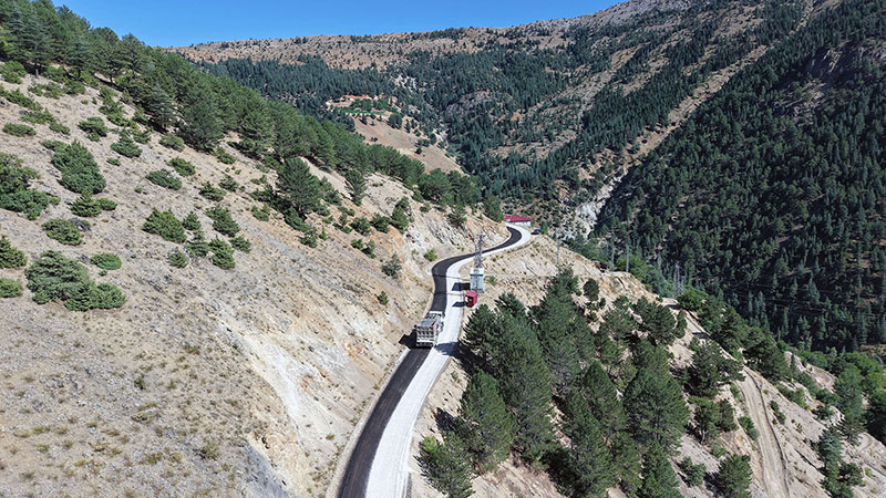 Büyükşehir Belediyesi, Göksun’un Berit mahallesinde kırsal dağ obalarına ulaşım sağlayan
