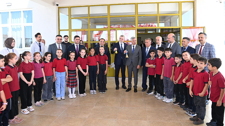 Kahramanmaraş Büyükşehir Belediye Başkanı Fırat Görgel, Onikişubat Yıldırım Bayazıt İlkokulu’nda